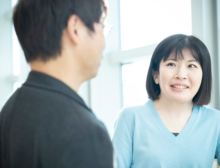 2人の社員が会話する写真